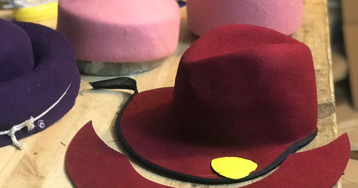 כובענות בישראל, סדנת עיצוב כובע לבד, ללמוד להכין כובעים 1
